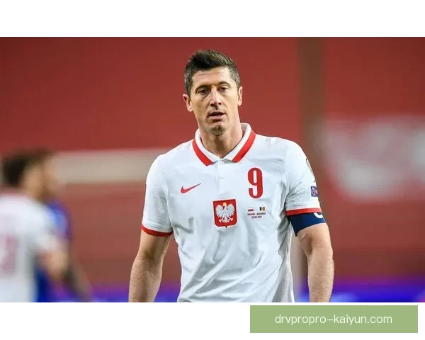 莱万多夫斯基国家队首秀表现稳健，助力球队提升竞争力